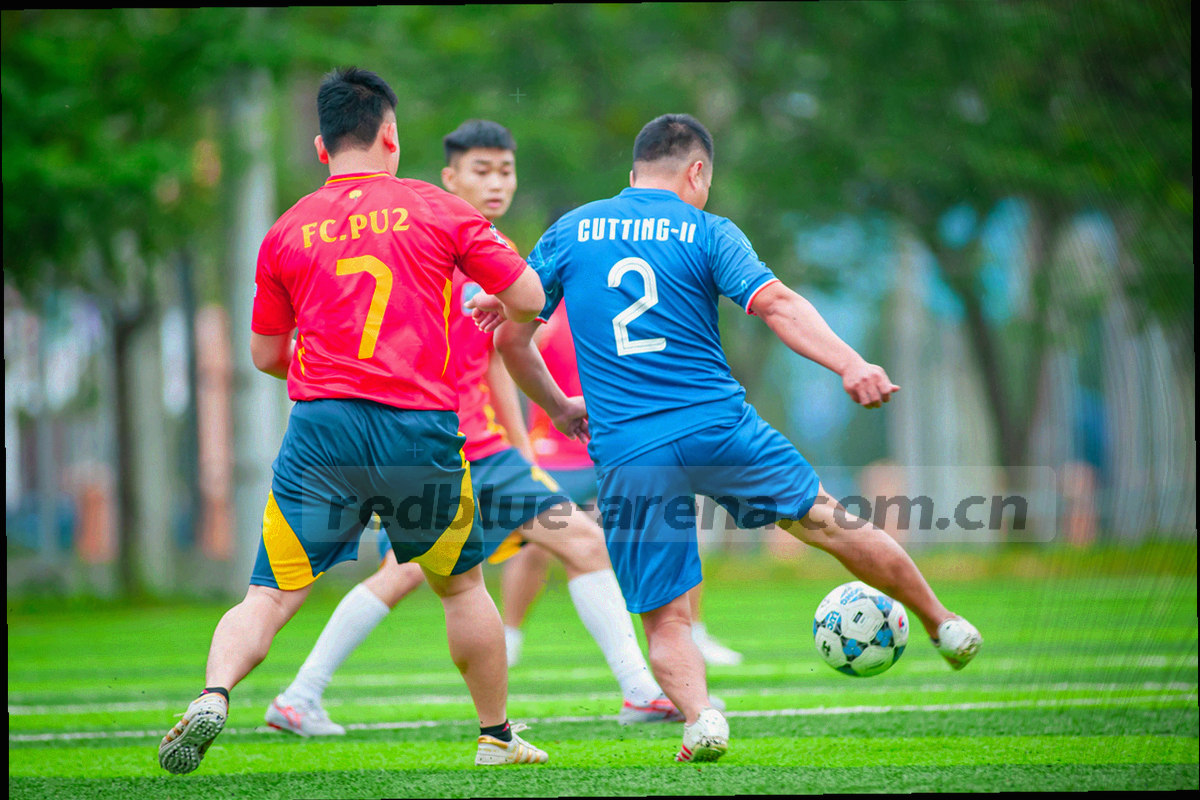 红蓝电竞馆训练区与主舞台的场馆照片，灯光呈现红蓝双色分区